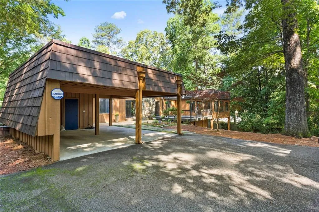 6105 Heards Creek Drive, Sandy Springs, Georgia 30328, 4 Bedrooms Bedrooms, ,3 BathroomsBathrooms,Residential,Sold,6105 Heards Creek Drive,5865813