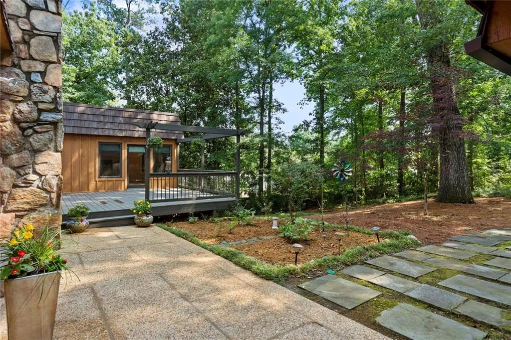 6105 Heards Creek Drive, Sandy Springs, Georgia 30328, 4 Bedrooms Bedrooms, ,3 BathroomsBathrooms,Residential,Sold,6105 Heards Creek Drive,5865813
