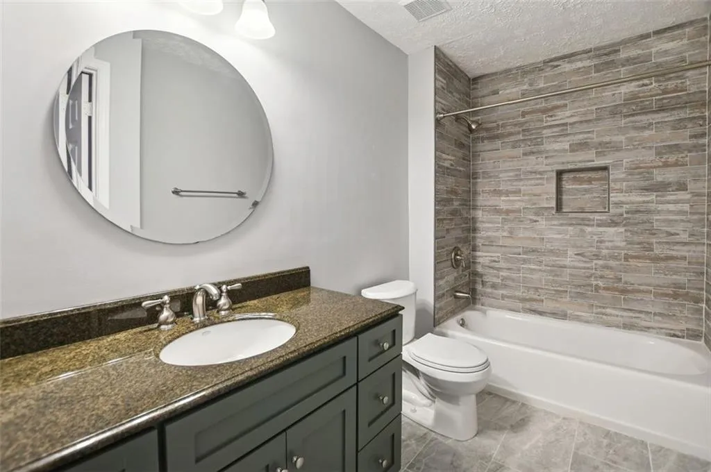 17 Saint Claire Lane Ne, Atlanta, Georgia 30324, 2 Bedrooms Bedrooms, ,2 BathroomsBathrooms,Residential,For Sale,17 Saint Claire Lane Ne,7662788