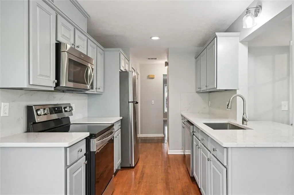 17 Saint Claire Lane Ne, Atlanta, Georgia 30324, 2 Bedrooms Bedrooms, ,2 BathroomsBathrooms,Residential,For Sale,17 Saint Claire Lane Ne,7662788