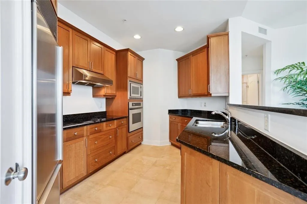 2828 Peachtree Road Nw Unit 2002, Atlanta, Georgia 30305, 2 Bedrooms Bedrooms, ,2 BathroomsBathrooms,Residential,For Sale,2828 Peachtree Road Nw Unit 2002,7597537