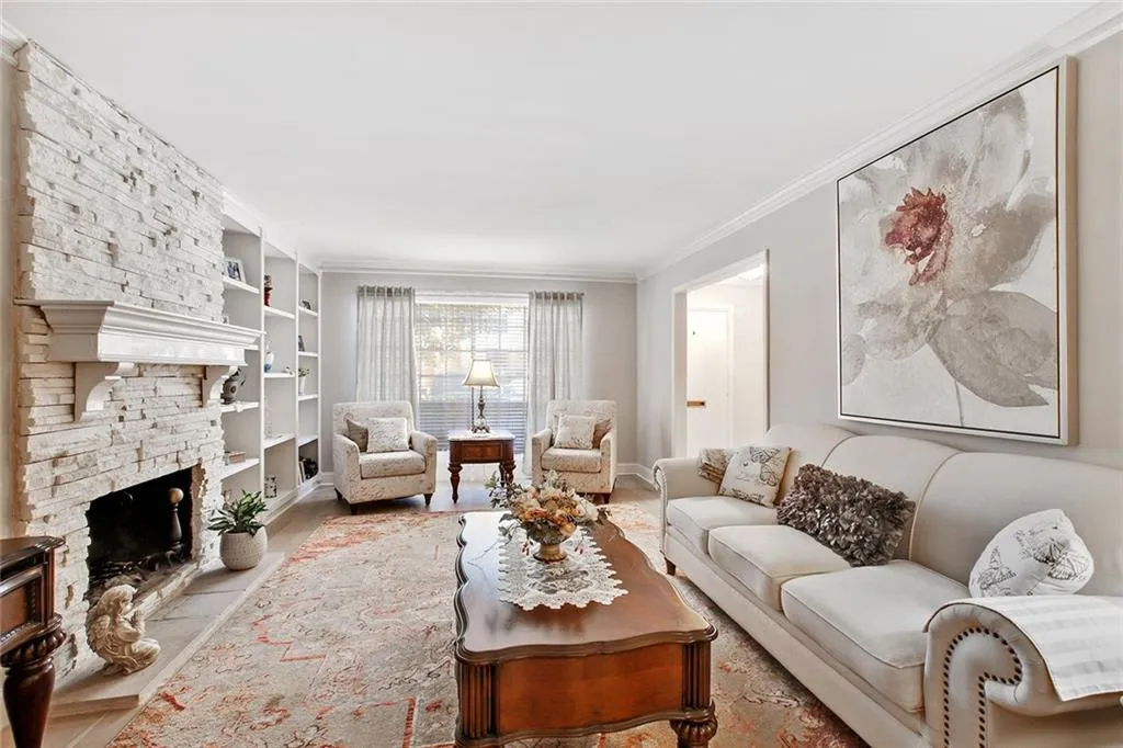 5400 Roswell Road Unit J3, Sandy Springs, Georgia 30342, 3 Bedrooms Bedrooms, ,2 BathroomsBathrooms,Residential,Sold,5400 Roswell Road Unit J3,6629232