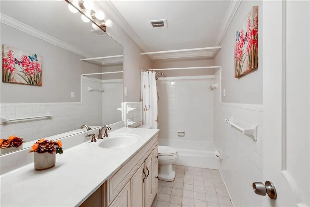 5400 Roswell Road Unit J3, Sandy Springs, Georgia 30342, 3 Bedrooms Bedrooms, ,2 BathroomsBathrooms,Residential,Sold,5400 Roswell Road Unit J3,6629232