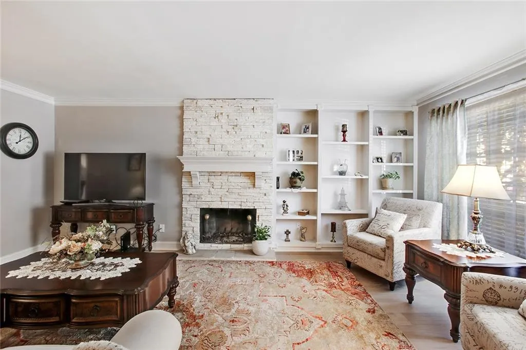 5400 Roswell Road Unit J3, Sandy Springs, Georgia 30342, 3 Bedrooms Bedrooms, ,2 BathroomsBathrooms,Residential,Sold,5400 Roswell Road Unit J3,6629232