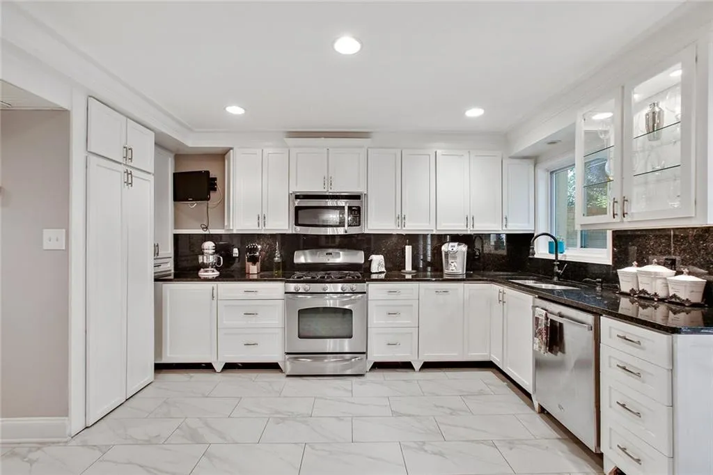 5400 Roswell Road Unit J3, Sandy Springs, Georgia 30342, 3 Bedrooms Bedrooms, ,2 BathroomsBathrooms,Residential,Sold,5400 Roswell Road Unit J3,6629232