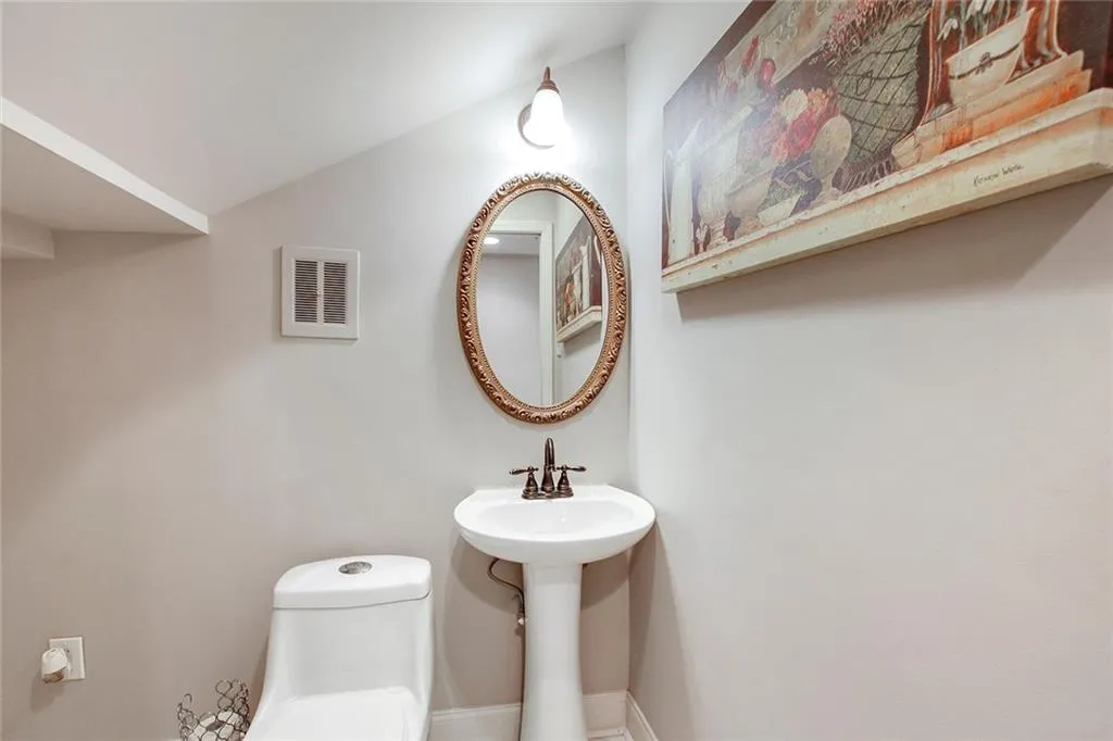 5400 Roswell Road Unit J3, Sandy Springs, Georgia 30342, 3 Bedrooms Bedrooms, ,2 BathroomsBathrooms,Residential,Sold,5400 Roswell Road Unit J3,6629232