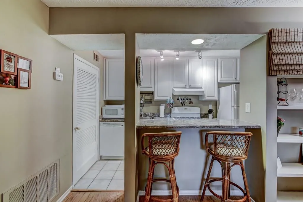 6822 Glenridge Drive Unit G, Sandy Springs, Georgia 30328, 1 Bedroom Bedrooms, ,1 BathroomBathrooms,Residential,Sold,6822 Glenridge Drive Unit G,5844057