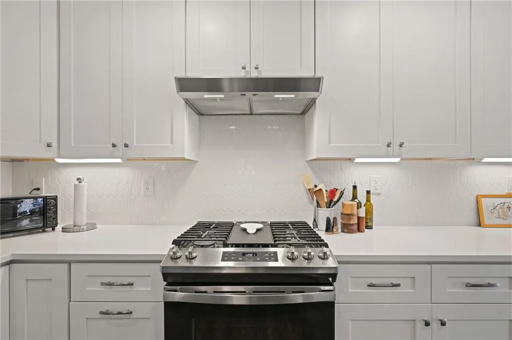 Upgraded stove and hood - under cabinet lighting is a plus