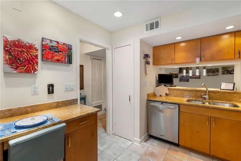 With a view to the dining area, you have a perfect pass through for easy serving your yummy dinners. With a view to the dining area, you have a perfect pass through for easy serving your yummy dinners.