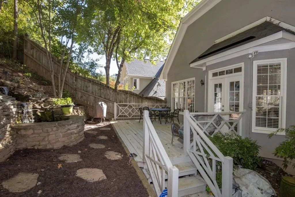 325 Ledgemont Court, Atlanta, Georgia 30342, 5 Bedrooms Bedrooms, ,4 BathroomsBathrooms,Residential,Sold,325 Ledgemont Court,6093201