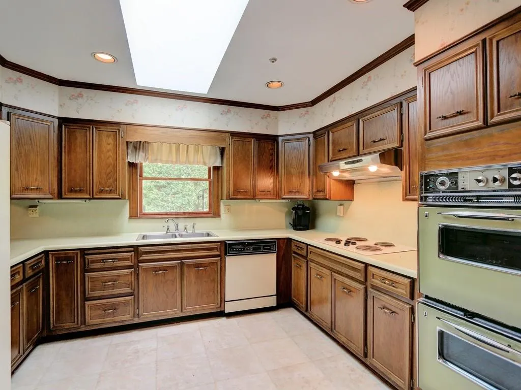 715 Fair Oaks Manor, Sandy Springs, Georgia 30327, 5 Bedrooms Bedrooms, ,4 BathroomsBathrooms,Residential,Sold,715 Fair Oaks Manor,5598036