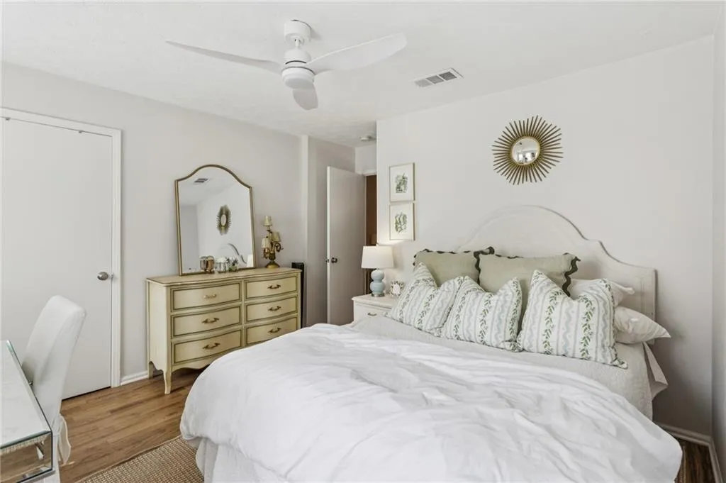 Secondary bedroom with en suite bathroom