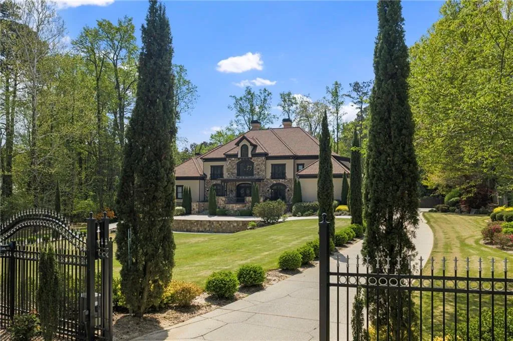 820 Heards Ferry Road, Atlanta, Georgia 30328, 6 Bedrooms Bedrooms, ,8 BathroomsBathrooms,Residential,For Sale,820 Heards Ferry Road,7736191