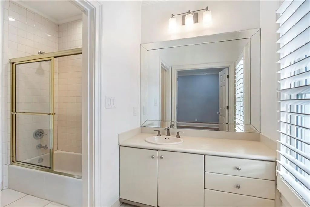 3685 Peachtree Road Ne Unit 10, Atlanta, Georgia 30319, 4 Bedrooms Bedrooms, 0 ,3 BathroomsBathrooms,Residential,For Sale,3685 Peachtree Road Ne Unit 10,7741541