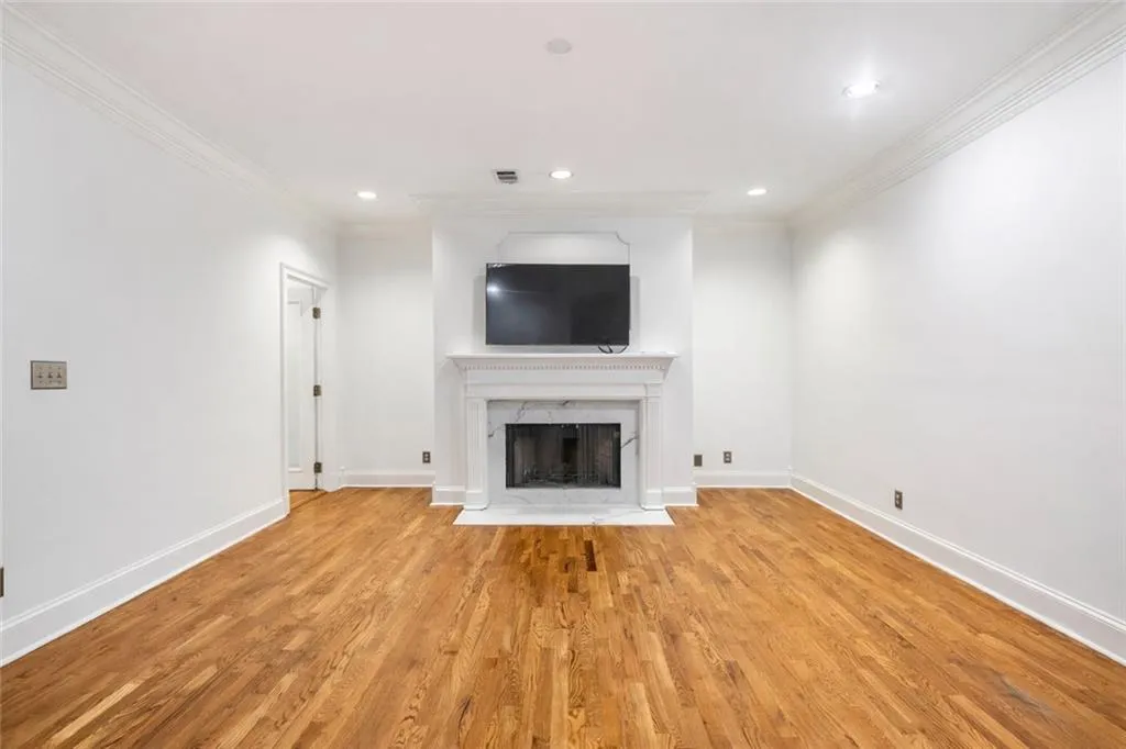 3685 Peachtree Road Ne Unit 10, Atlanta, Georgia 30319, 4 Bedrooms Bedrooms, 0 ,3 BathroomsBathrooms,Residential,For Sale,3685 Peachtree Road Ne Unit 10,7741541