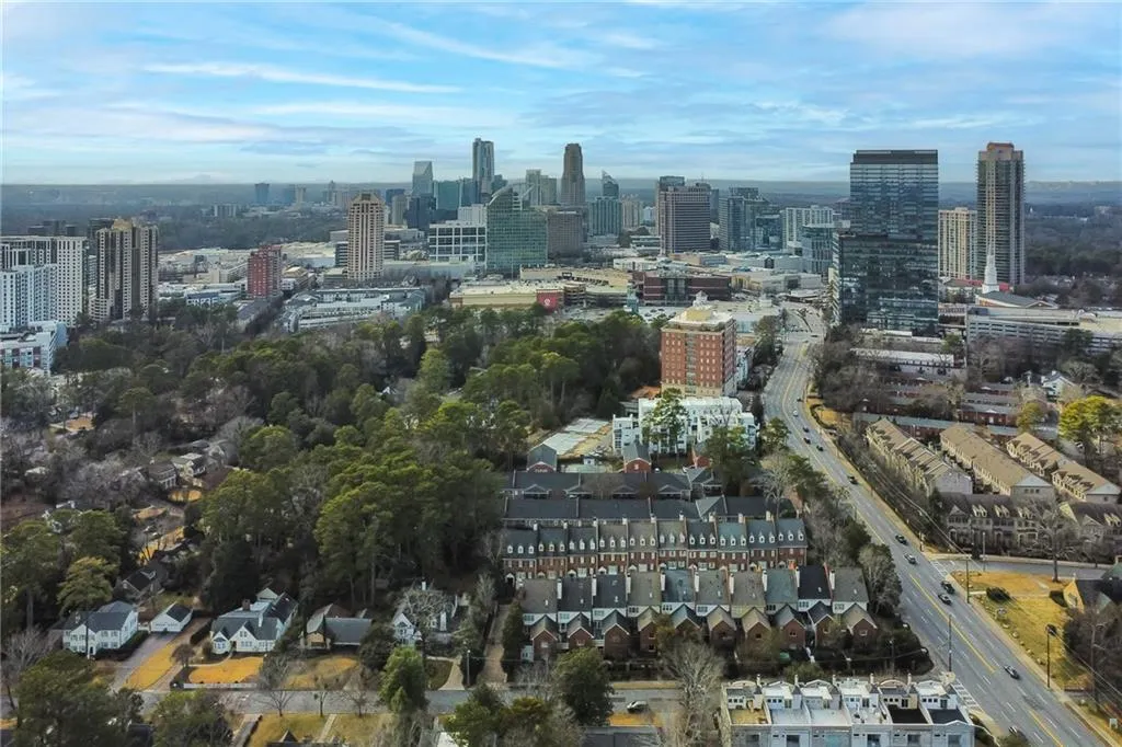 3685 Peachtree Road Ne Unit 10, Atlanta, Georgia 30319, 4 Bedrooms Bedrooms, 0 ,3 BathroomsBathrooms,Residential,For Sale,3685 Peachtree Road Ne Unit 10,7741541