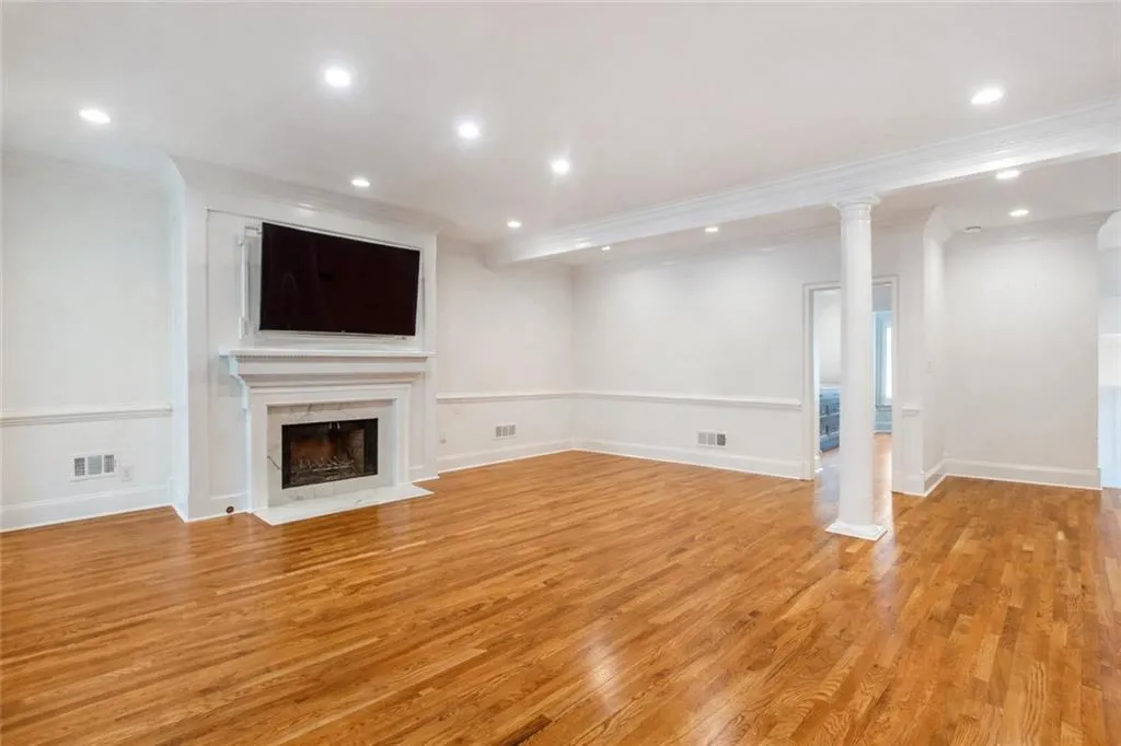 3685 Peachtree Road Ne Unit 10, Atlanta, Georgia 30319, 4 Bedrooms Bedrooms, 0 ,3 BathroomsBathrooms,Residential,For Sale,3685 Peachtree Road Ne Unit 10,7741541