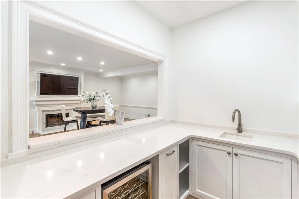 3685 Peachtree Road Ne Unit 10, Atlanta, Georgia 30319, 4 Bedrooms Bedrooms, 0 ,3 BathroomsBathrooms,Residential,For Sale,3685 Peachtree Road Ne Unit 10,7741541
