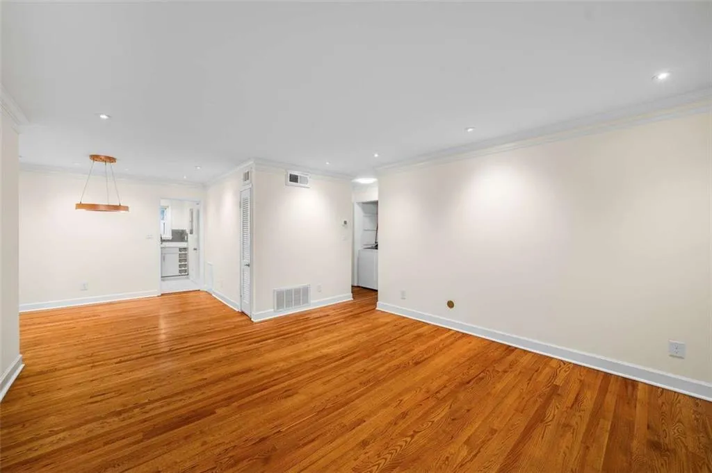 3510 Roswell Road Nw Unit M4, Atlanta, Georgia 30305, 2 Bedrooms Bedrooms, 0 ,2 BathroomsBathrooms,Residential,For Sale,3510 Roswell Road Nw Unit M4,7744882