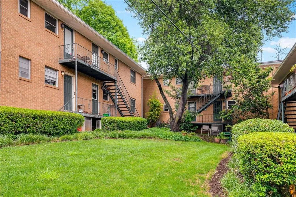 3510 Roswell Road Nw Unit M4, Atlanta, Georgia 30305, 2 Bedrooms Bedrooms, 0 ,2 BathroomsBathrooms,Residential,For Sale,3510 Roswell Road Nw Unit M4,7744882