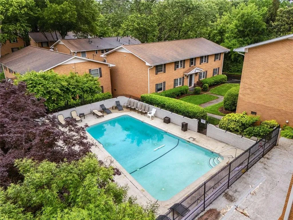 3510 Roswell Road Nw Unit M4, Atlanta, Georgia 30305, 2 Bedrooms Bedrooms, 0 ,2 BathroomsBathrooms,Residential,For Sale,3510 Roswell Road Nw Unit M4,7744882