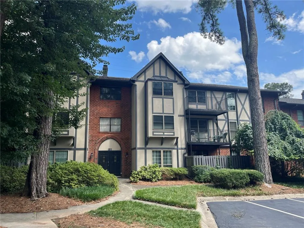 6851 Roswell Road Unit 17, Atlanta, Georgia 30328, 4 Bedrooms Bedrooms, ,2 BathroomsBathrooms,Residential,Sold,6851 Roswell Road Unit 17,7250036