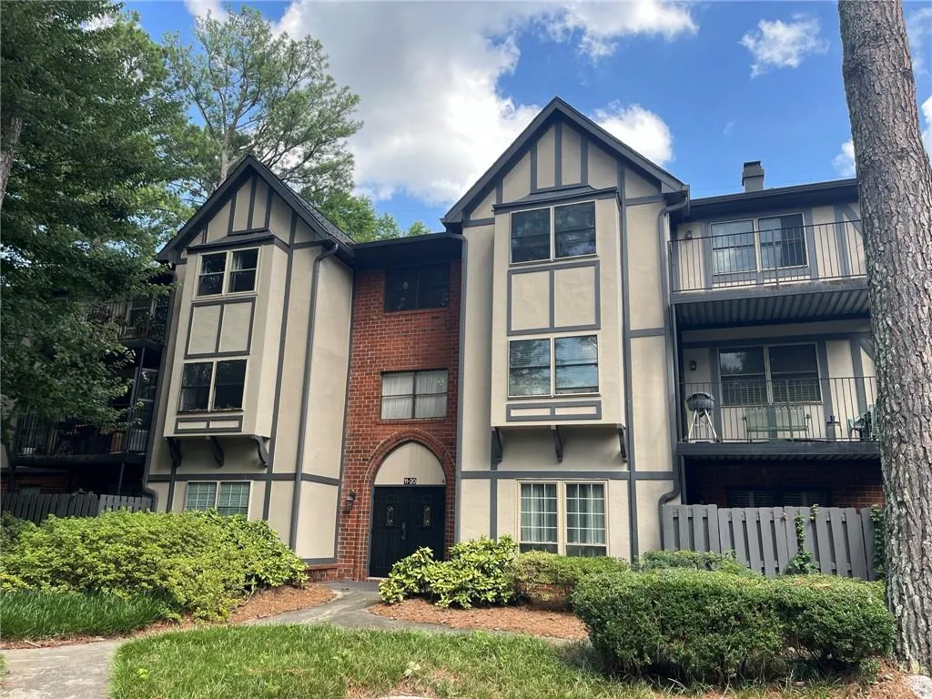 6851 Roswell Road Unit 17, Atlanta, Georgia 30328, 4 Bedrooms Bedrooms, ,2 BathroomsBathrooms,Residential,Sold,6851 Roswell Road Unit 17,7250036