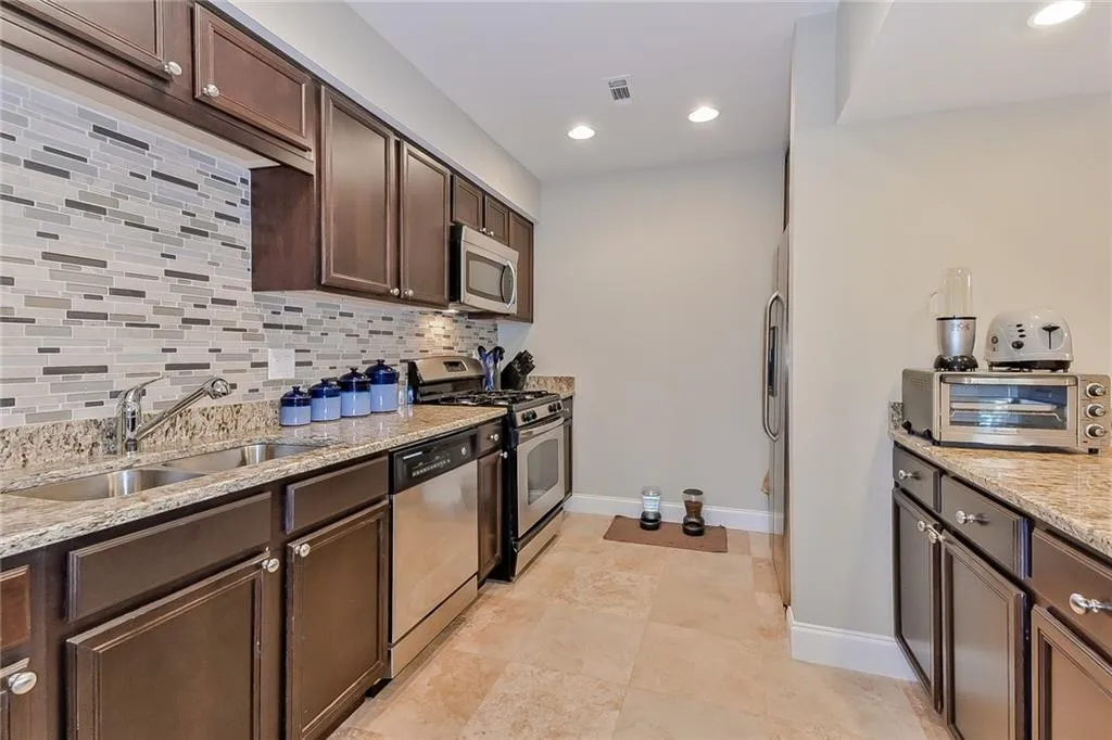 6980 Roswell Road Unit D10, Atlanta, Georgia 30328, 2 Bedrooms Bedrooms, ,2 BathroomsBathrooms,Residential,Sold,6980 Roswell Road Unit D10,6541659