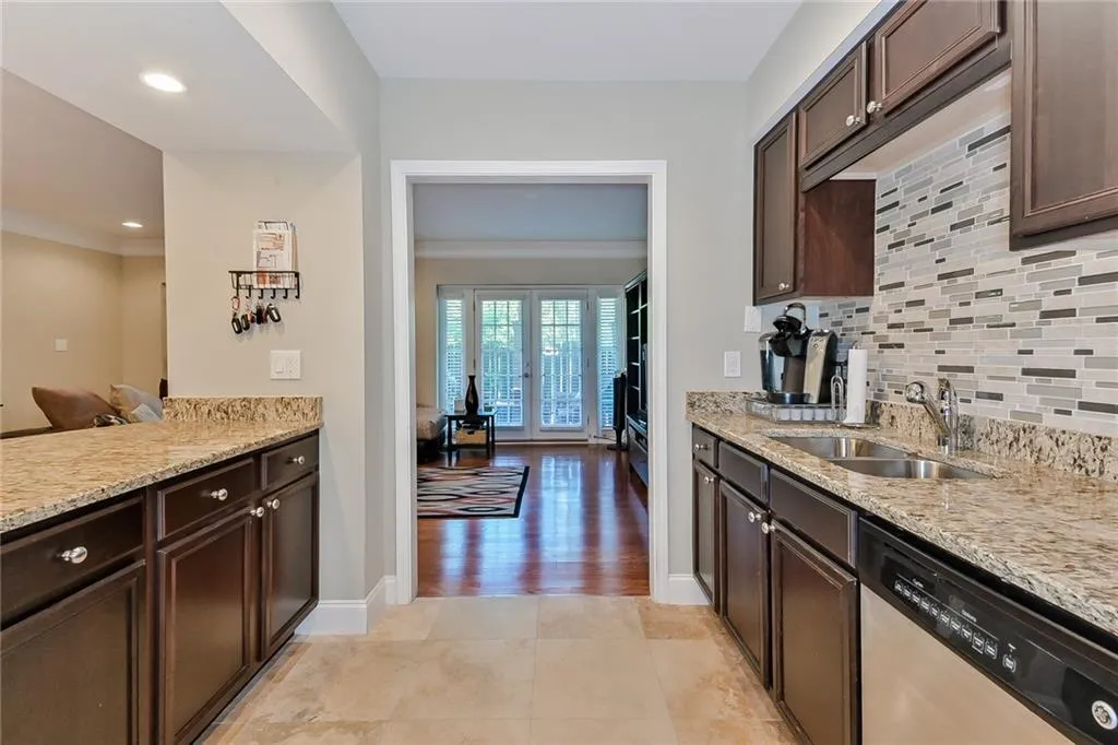 6980 Roswell Road Unit D10, Atlanta, Georgia 30328, 2 Bedrooms Bedrooms, ,2 BathroomsBathrooms,Residential,Sold,6980 Roswell Road Unit D10,6541659