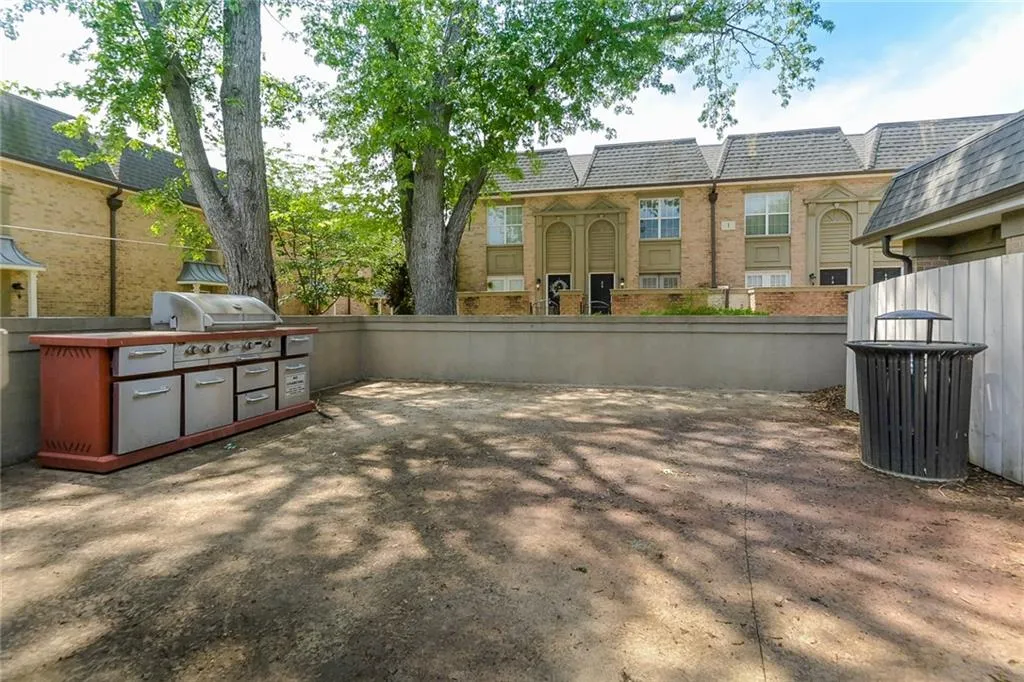 6980 Roswell Road Unit D10, Atlanta, Georgia 30328, 2 Bedrooms Bedrooms, ,2 BathroomsBathrooms,Residential,Sold,6980 Roswell Road Unit D10,6541659