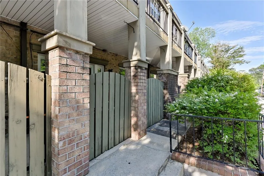 6980 Roswell Road Unit D10, Atlanta, Georgia 30328, 2 Bedrooms Bedrooms, ,2 BathroomsBathrooms,Residential,Sold,6980 Roswell Road Unit D10,6541659