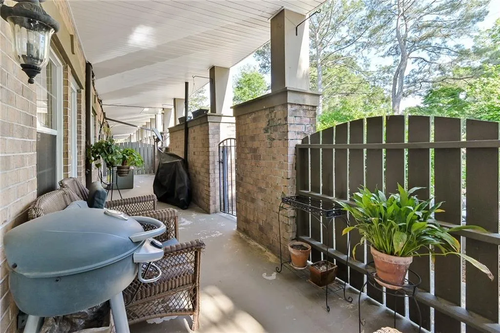 6980 Roswell Road Unit D10, Atlanta, Georgia 30328, 2 Bedrooms Bedrooms, ,2 BathroomsBathrooms,Residential,Sold,6980 Roswell Road Unit D10,6541659