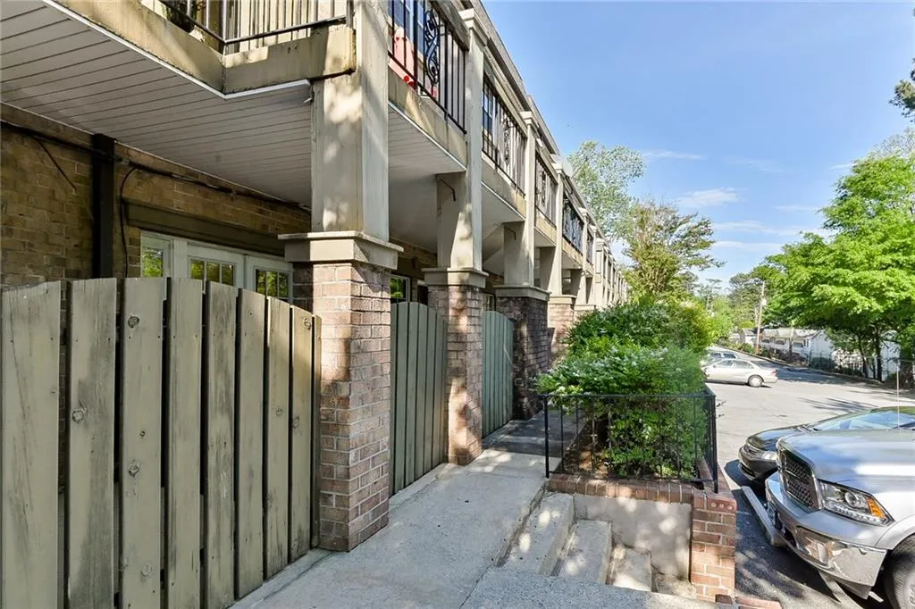 6980 Roswell Road Unit D10, Atlanta, Georgia 30328, 2 Bedrooms Bedrooms, ,2 BathroomsBathrooms,Residential,Sold,6980 Roswell Road Unit D10,6541659