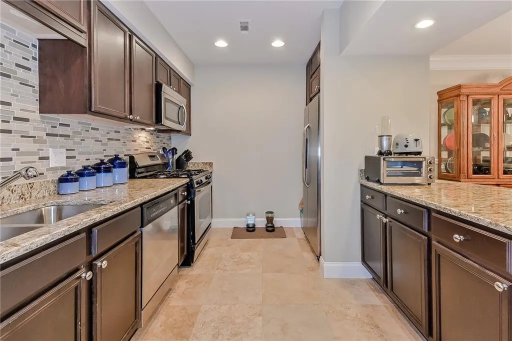 6980 Roswell Road Unit D10, Atlanta, Georgia 30328, 2 Bedrooms Bedrooms, ,2 BathroomsBathrooms,Residential,Sold,6980 Roswell Road Unit D10,6541659