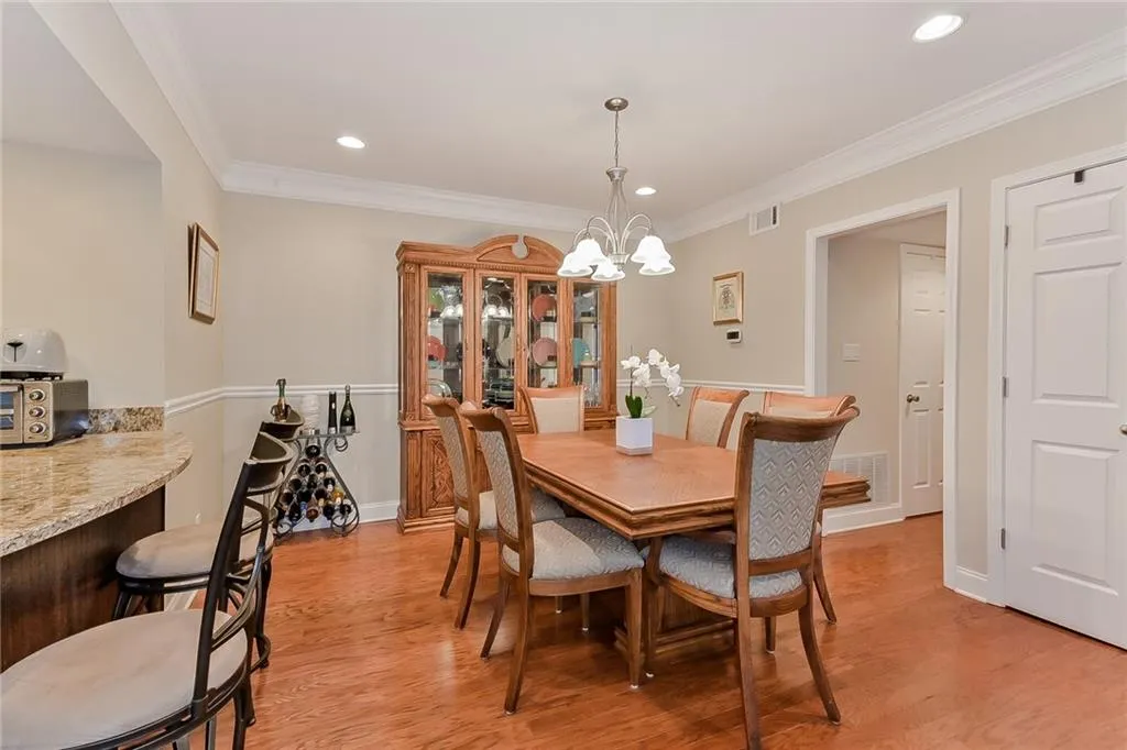 6980 Roswell Road Unit D10, Atlanta, Georgia 30328, 2 Bedrooms Bedrooms, ,2 BathroomsBathrooms,Residential,Sold,6980 Roswell Road Unit D10,6541659