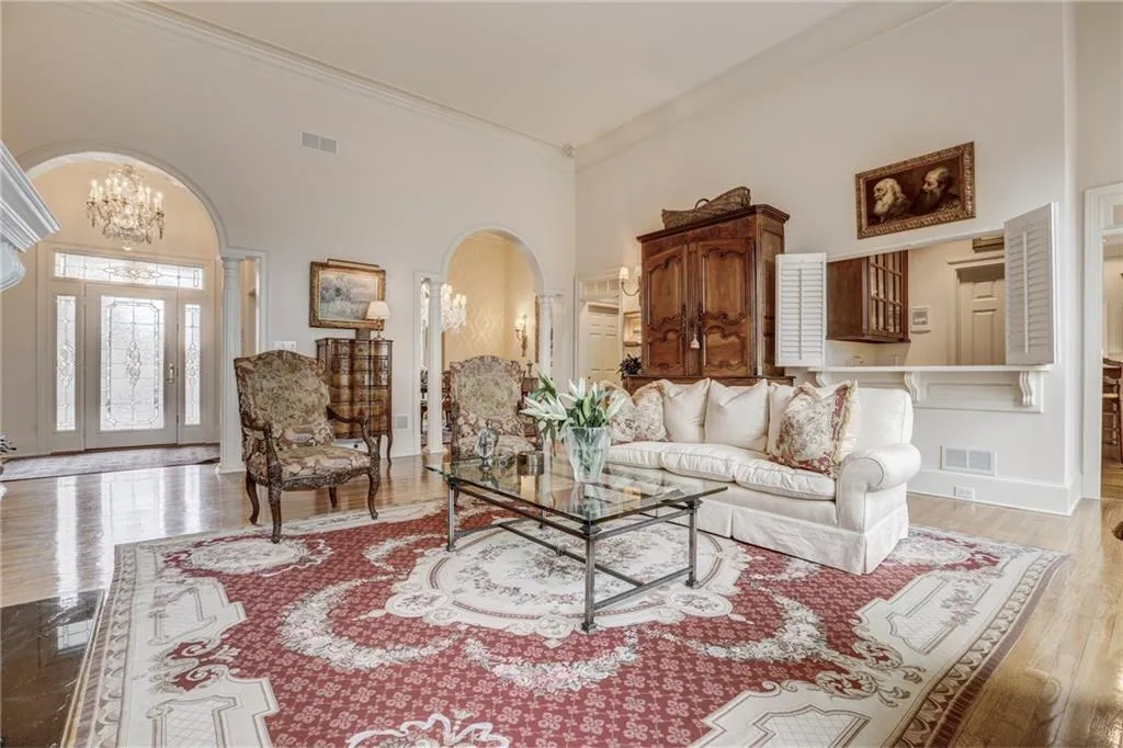 8370 Jett Ferry Road, Sandy Springs, Georgia 30350, 6 Bedrooms Bedrooms, ,5 BathroomsBathrooms,Residential,Sold,8370 Jett Ferry Road,5983487