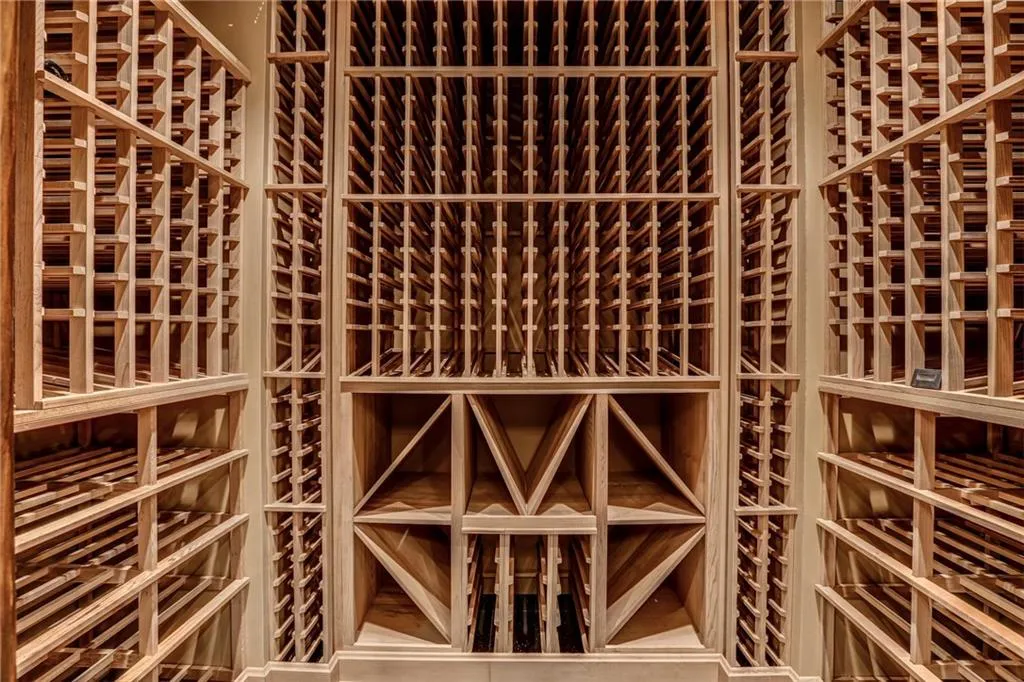 8370 Jett Ferry Road, Sandy Springs, Georgia 30350, 6 Bedrooms Bedrooms, ,5 BathroomsBathrooms,Residential,Sold,8370 Jett Ferry Road,5983487