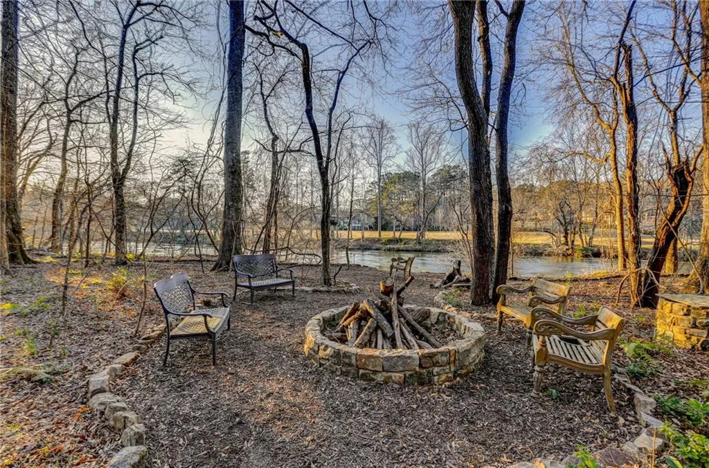 8370 Jett Ferry Road, Sandy Springs, Georgia 30350, 6 Bedrooms Bedrooms, ,5 BathroomsBathrooms,Residential,Sold,8370 Jett Ferry Road,5983487