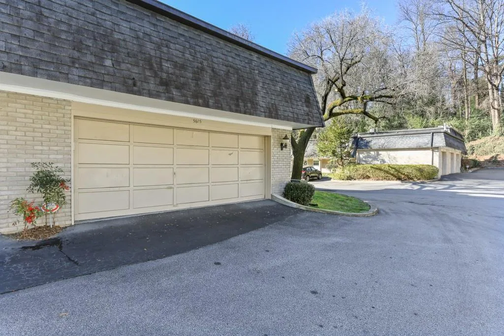 5615 Chemin De Vie, Sandy Springs, Georgia 30342, 2 Bedrooms Bedrooms, ,2 BathroomsBathrooms,Residential,Sold,5615 Chemin De Vie,6995305