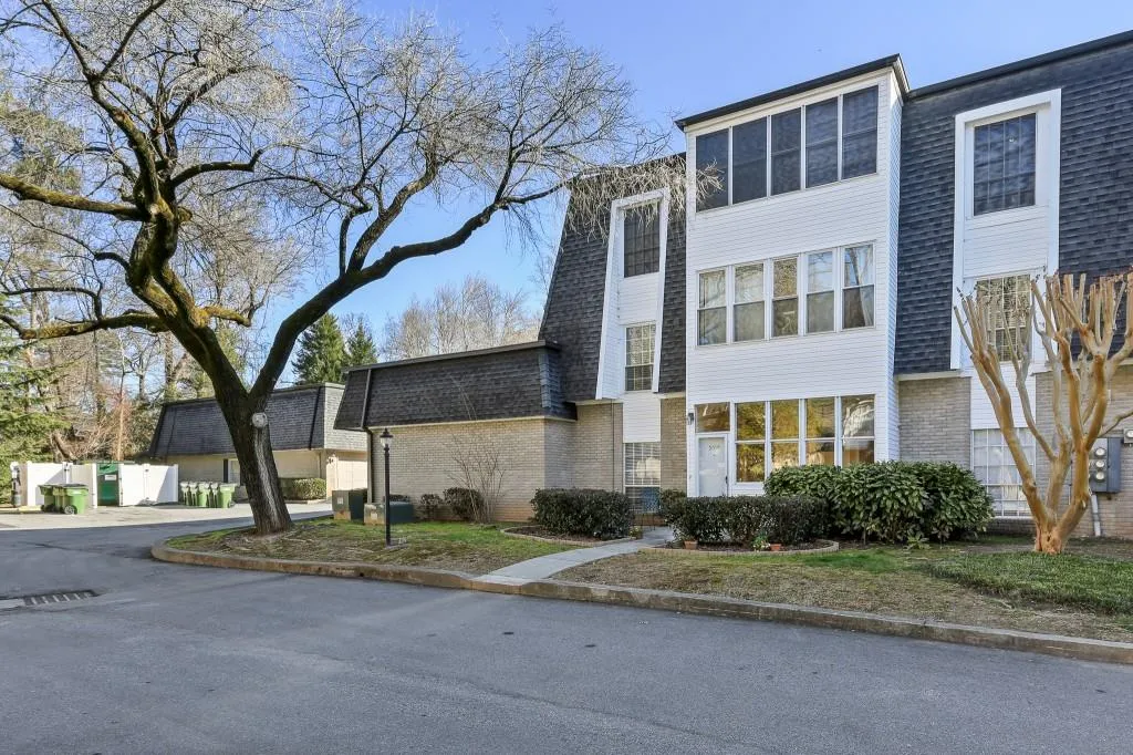 5615 Chemin De Vie, Sandy Springs, Georgia 30342, 2 Bedrooms Bedrooms, ,2 BathroomsBathrooms,Residential,Sold,5615 Chemin De Vie,6995305
