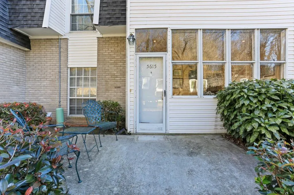 5615 Chemin De Vie, Sandy Springs, Georgia 30342, 2 Bedrooms Bedrooms, ,2 BathroomsBathrooms,Residential,Sold,5615 Chemin De Vie,6995305