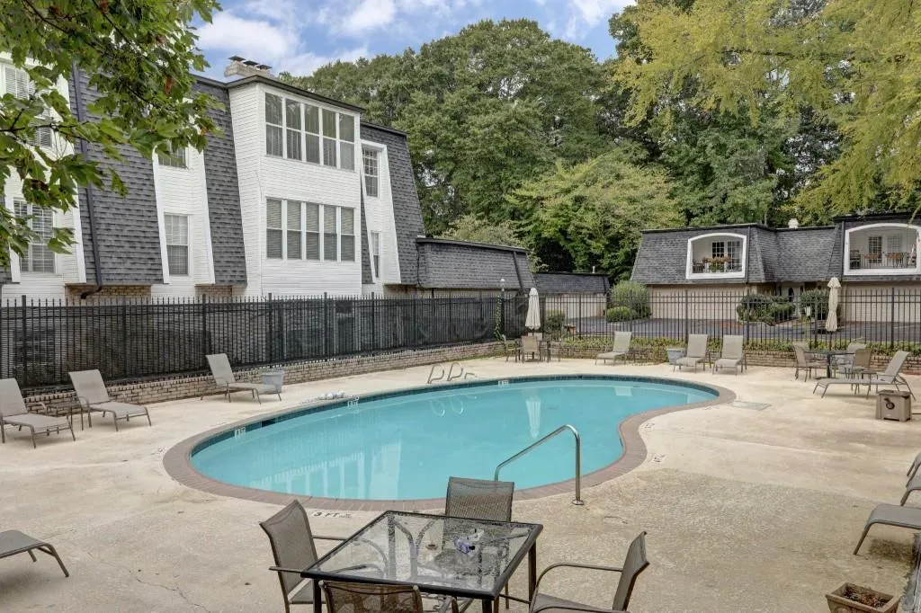 5615 Chemin De Vie, Sandy Springs, Georgia 30342, 2 Bedrooms Bedrooms, ,2 BathroomsBathrooms,Residential,Sold,5615 Chemin De Vie,6995305
