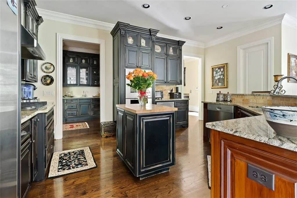 4799 Lake Forrest Drive, Sandy Springs, Georgia 30342, 7 Bedrooms Bedrooms, ,6 BathroomsBathrooms,Residential,Sold,4799 Lake Forrest Drive,6606942