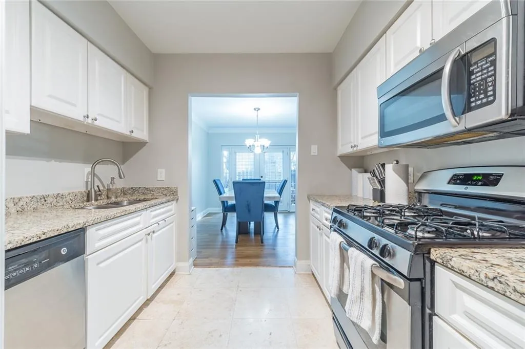 6980 Roswell Road Unit E12, Sandy Springs, Georgia 30328, 2 Bedrooms Bedrooms, ,1 BathroomBathrooms,Residential,Sold,6980 Roswell Road Unit E12,6968151