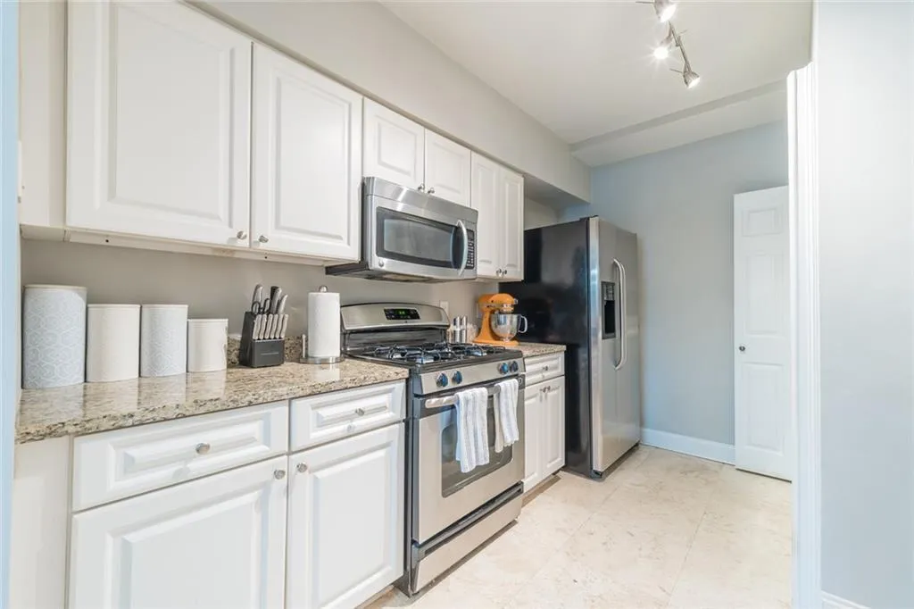 6980 Roswell Road Unit E12, Sandy Springs, Georgia 30328, 2 Bedrooms Bedrooms, ,1 BathroomBathrooms,Residential,Sold,6980 Roswell Road Unit E12,6968151