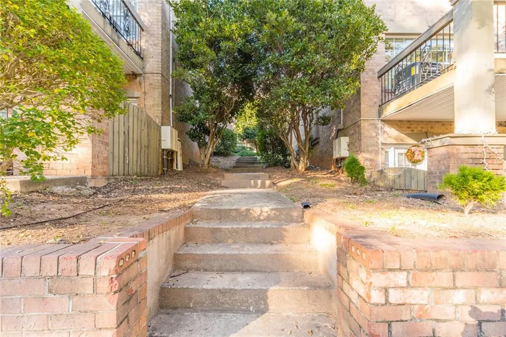 6980 Roswell Road Unit E12, Sandy Springs, Georgia 30328, 2 Bedrooms Bedrooms, ,1 BathroomBathrooms,Residential,Sold,6980 Roswell Road Unit E12,6968151