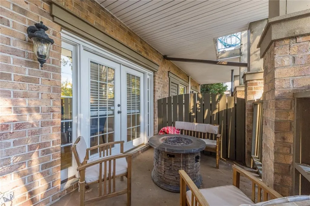 6980 Roswell Road Unit E12, Sandy Springs, Georgia 30328, 2 Bedrooms Bedrooms, ,1 BathroomBathrooms,Residential,Sold,6980 Roswell Road Unit E12,6968151