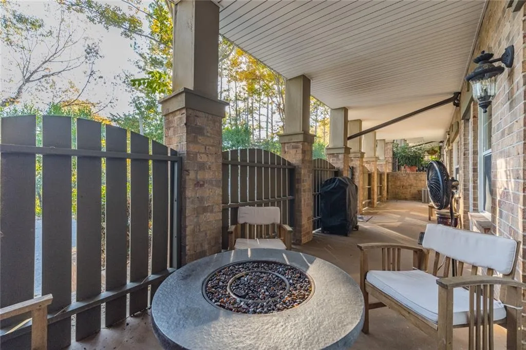 6980 Roswell Road Unit E12, Sandy Springs, Georgia 30328, 2 Bedrooms Bedrooms, ,1 BathroomBathrooms,Residential,Sold,6980 Roswell Road Unit E12,6968151