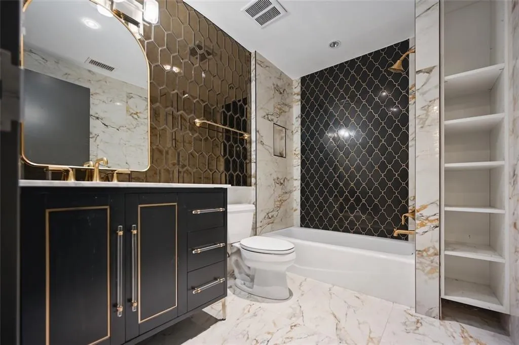 Guest Full Bath off Entry hallway