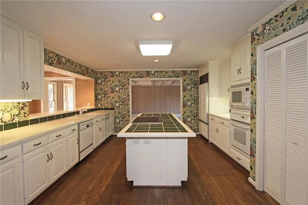 6295 River Overlook Drive, Sandy Springs, Georgia 30328, 4 Bedrooms Bedrooms, ,3 BathroomsBathrooms,Residential,Sold,6295 River Overlook Drive,5798799